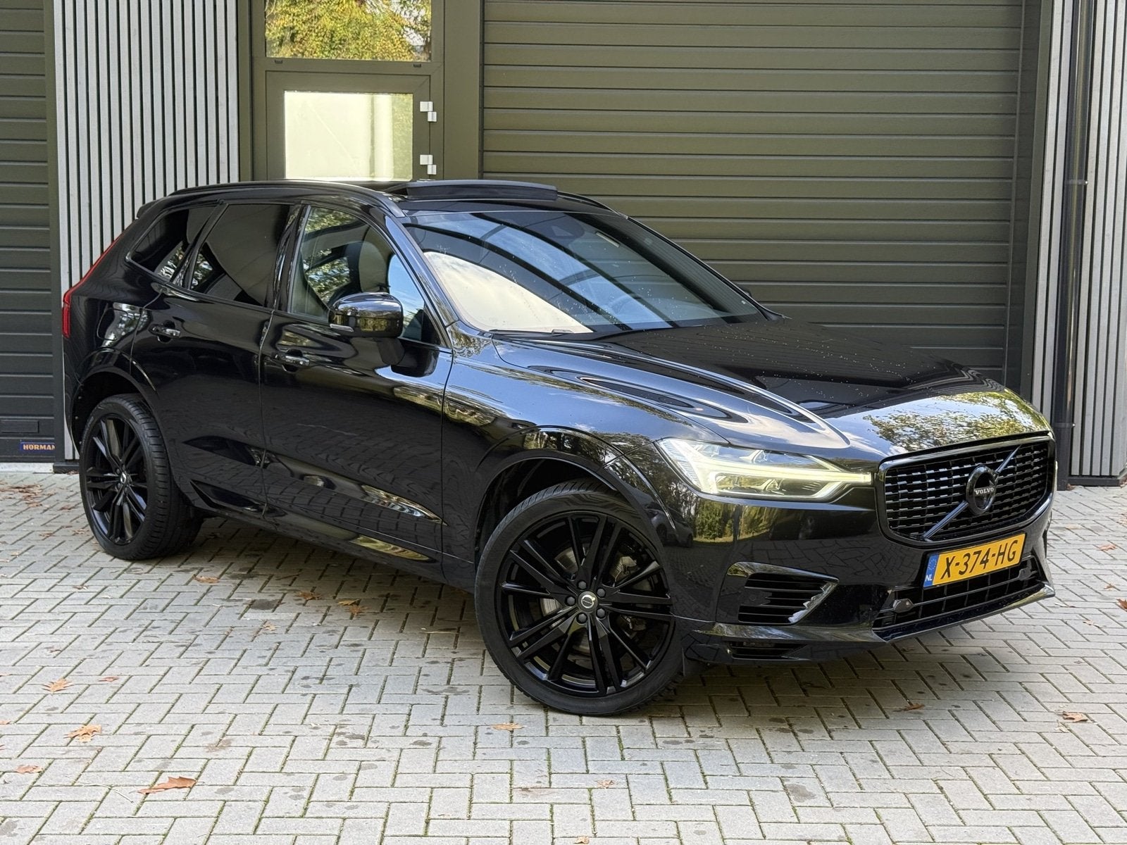 Volvo XC60 2.0 T8 Twin Engine AWD R-Design Panorama | Bowers, Gebruikt, 4 cilinders, 1969 cc, Zwart