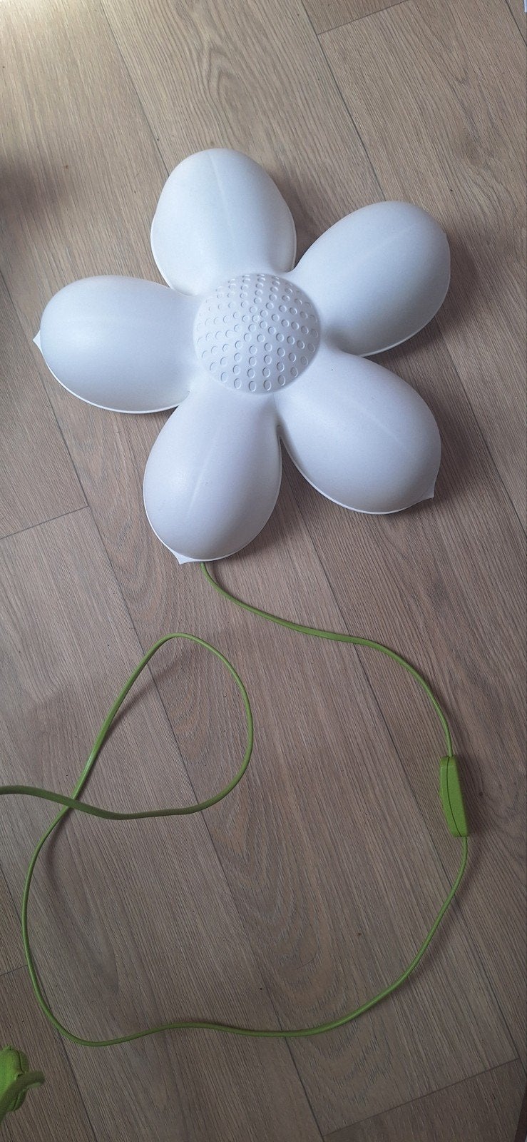 IKEA bloem wandlamp wit met groen snoer, Kunststof, IKEA, Overige fittingen, Ophalen of Verzenden