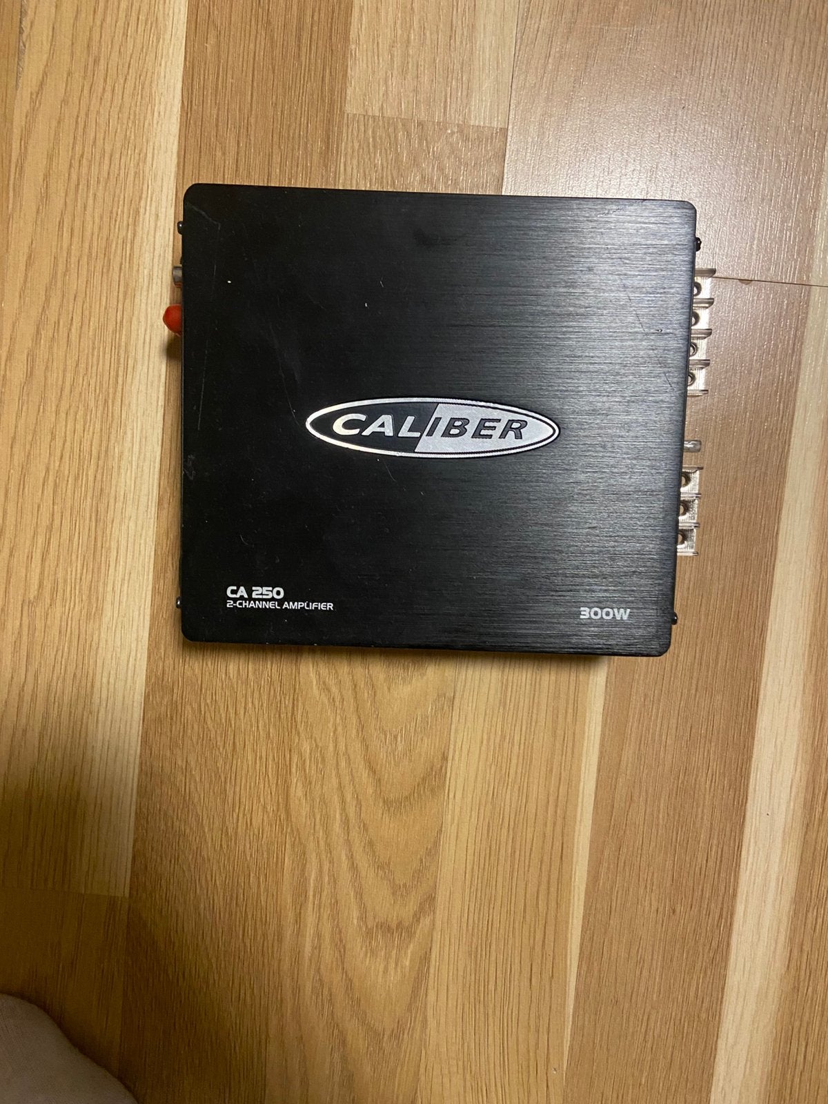 Caliber 300W 12V Versterker, Auto diversen, Autospeakers, Ophalen of Verzenden, Zo goed als nieuw