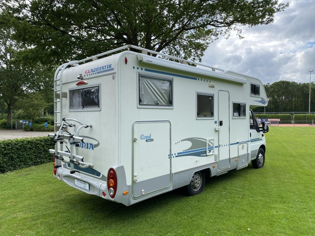 Adria Coral 660 SP Alkoof | NL Camper | 92.500 Km, Caravans en Kamperen, Alkoof, Fiat, Rookmelder, Afzuigkap