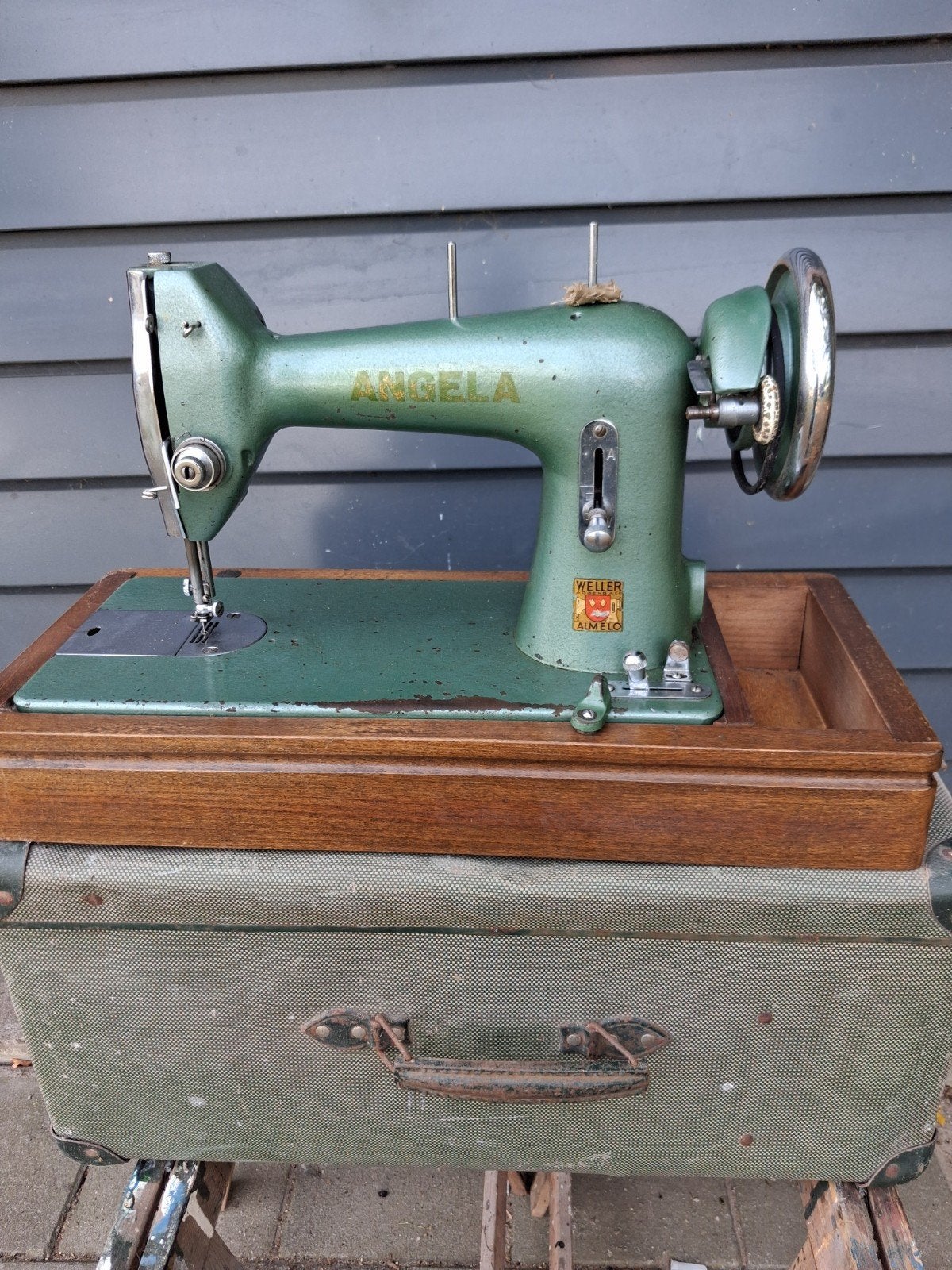 Vintage Angela naaimachine met Weller Agcenbach logo, Ophalen