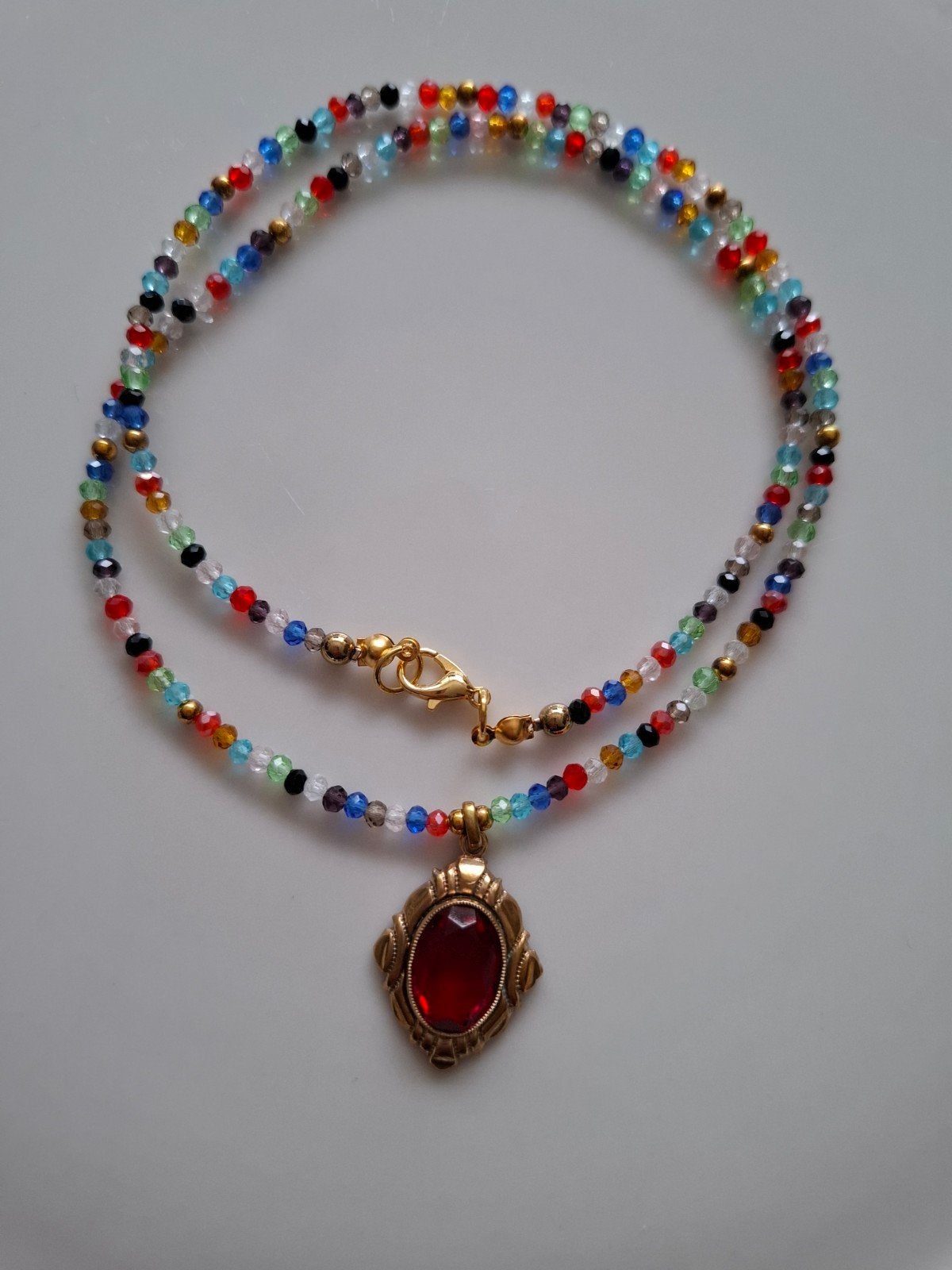 Handgemaakte gekleurde kristalketting met vintage hanger, Ophalen of Verzenden, Nieuw, Overige materialen, Met hanger