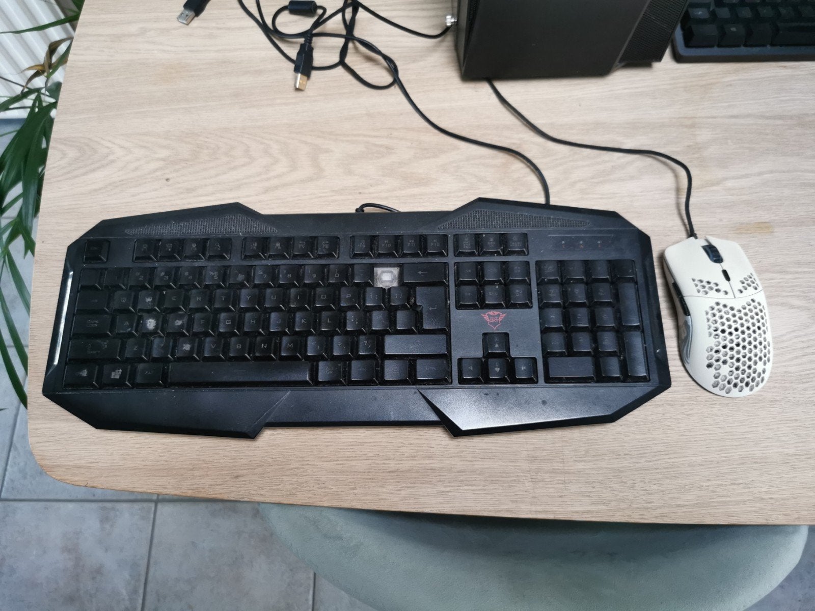 Gratis Trust GXT 830-RW met Glorious Model O Muis, Computers en Software, Ophalen, Gebruikt, Trust, Qwerty
