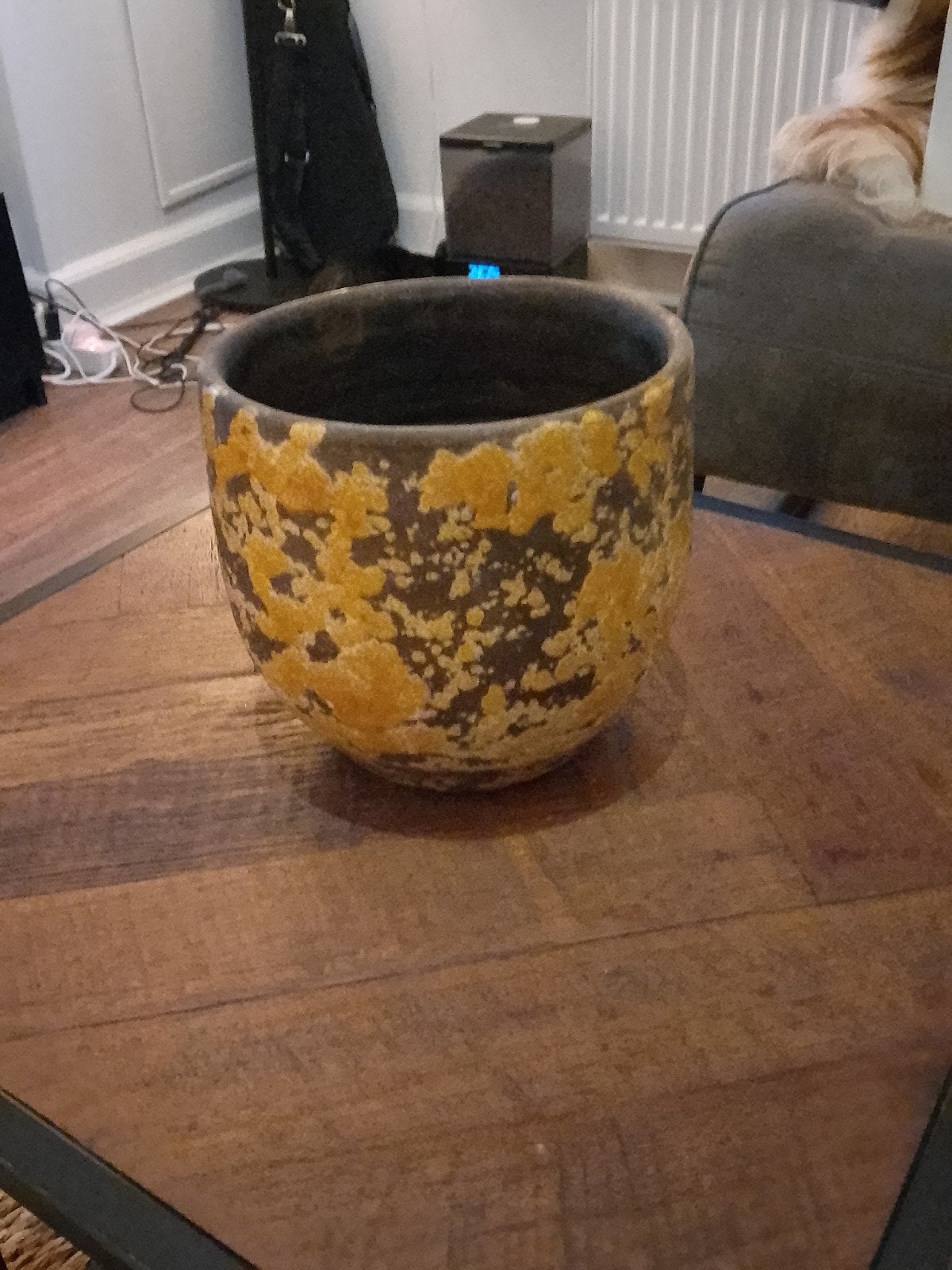 Decoratieve bloempot geel/bruin, Huis en Inrichting, Ophalen, Gebruikt, Geel