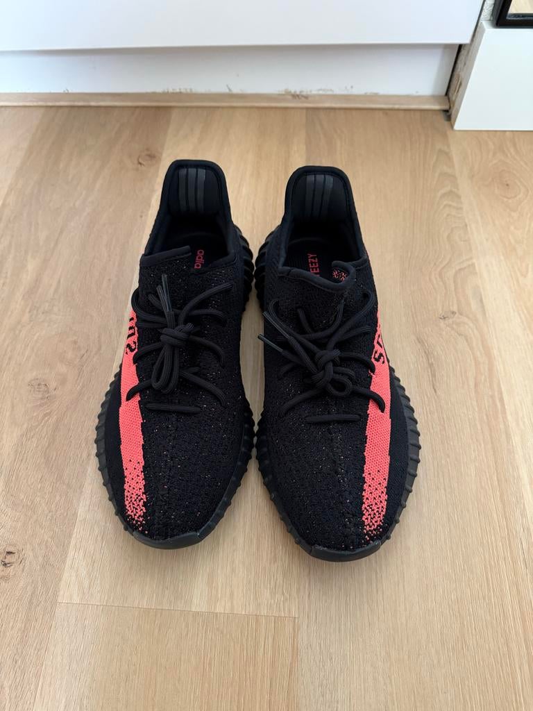 Yeezy Boost 350 Red - Zwarte sneakers met rode streep, Kleding | Heren, Schoenen, Ophalen of Verzenden, Gedragen, Overige kleuren
