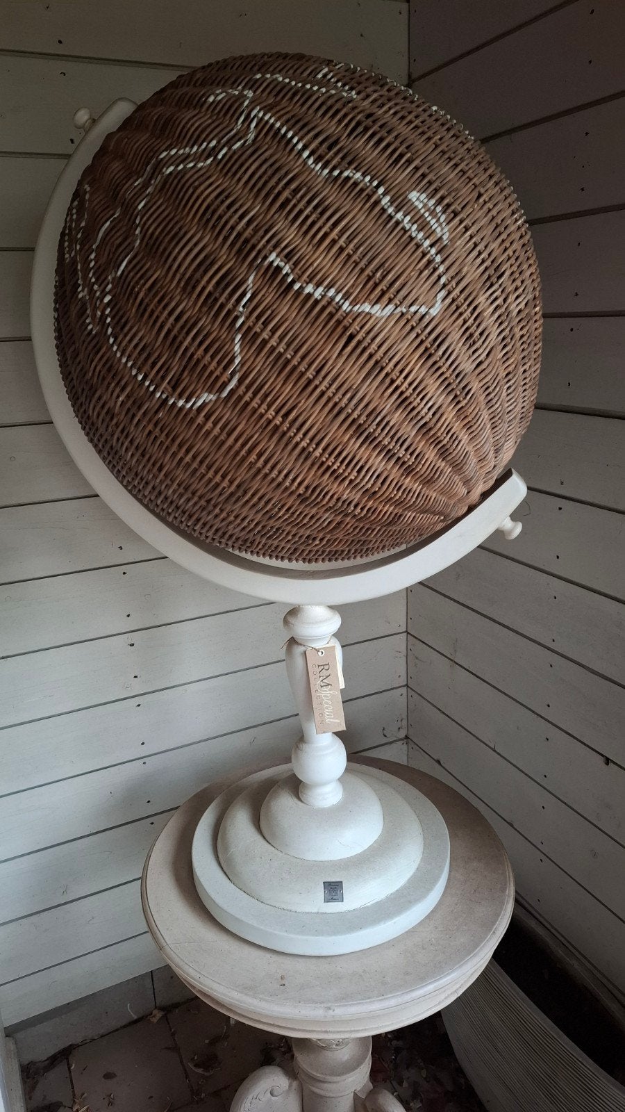 Rivièra Maison Rotan Wereldbol/Globe XL, Huis en Inrichting, Woonaccessoires | Wereldbollen, Ophalen, Zo goed als nieuw