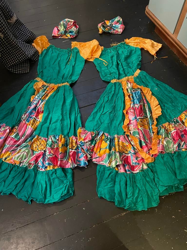 2x Tropische Dansjurk/Carnavalskostuum met Hoofdtooi, Hobby en Vrije tijd, Ophalen of Verzenden, Gebruikt, Pak of Jurk