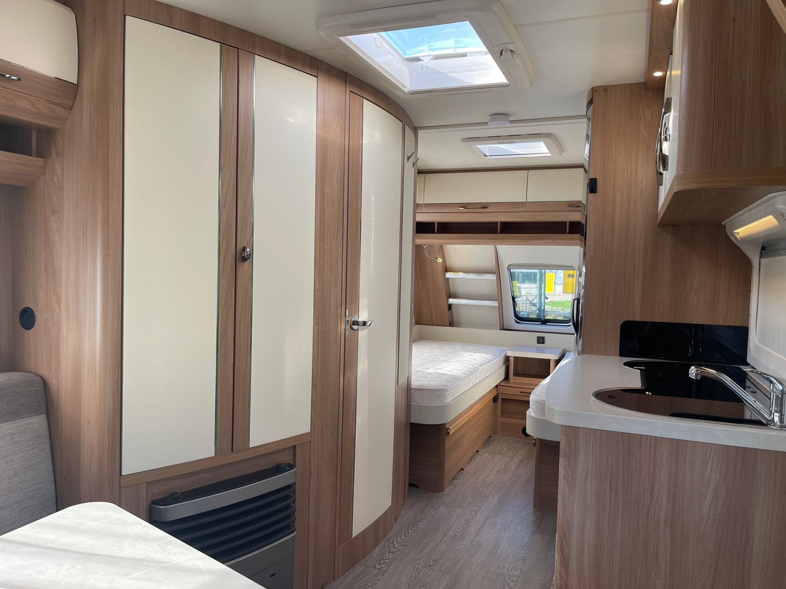 Foto 7 van Hobby 495 UL uit 2019 | 2 bedden | Mover | Luifel | Voortent