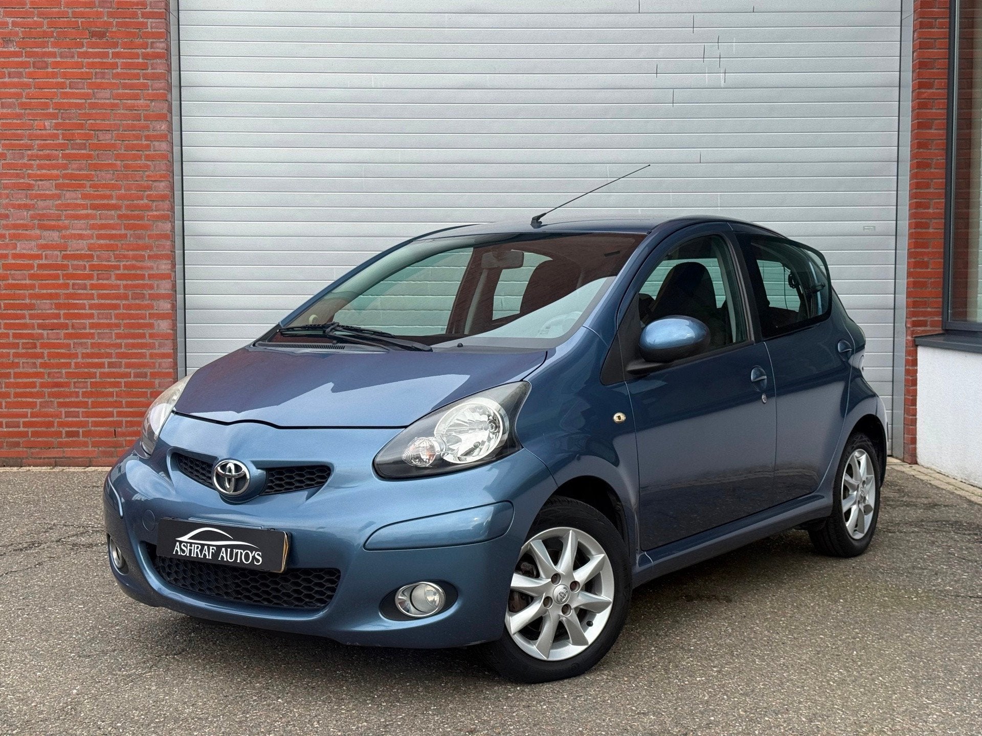 Toyota Aygo 1.0-12V Comfort| AUTOMAAT| AIRCO| NAP| NEW APK, Auto's, Dealer onderhouden, Stof, Zwart, 68 pk