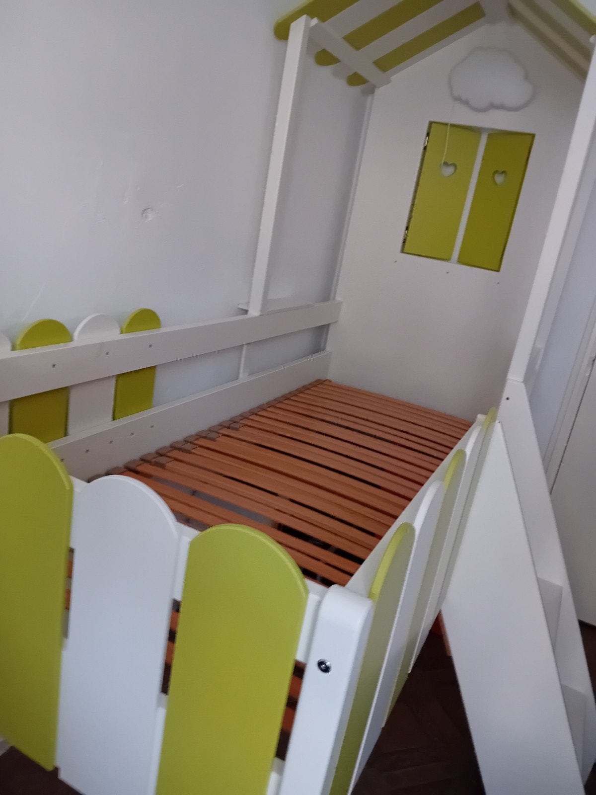 Kinderbed huisje met lattenbodem en hekjes, Ophalen of Verzenden, Gebruikt
