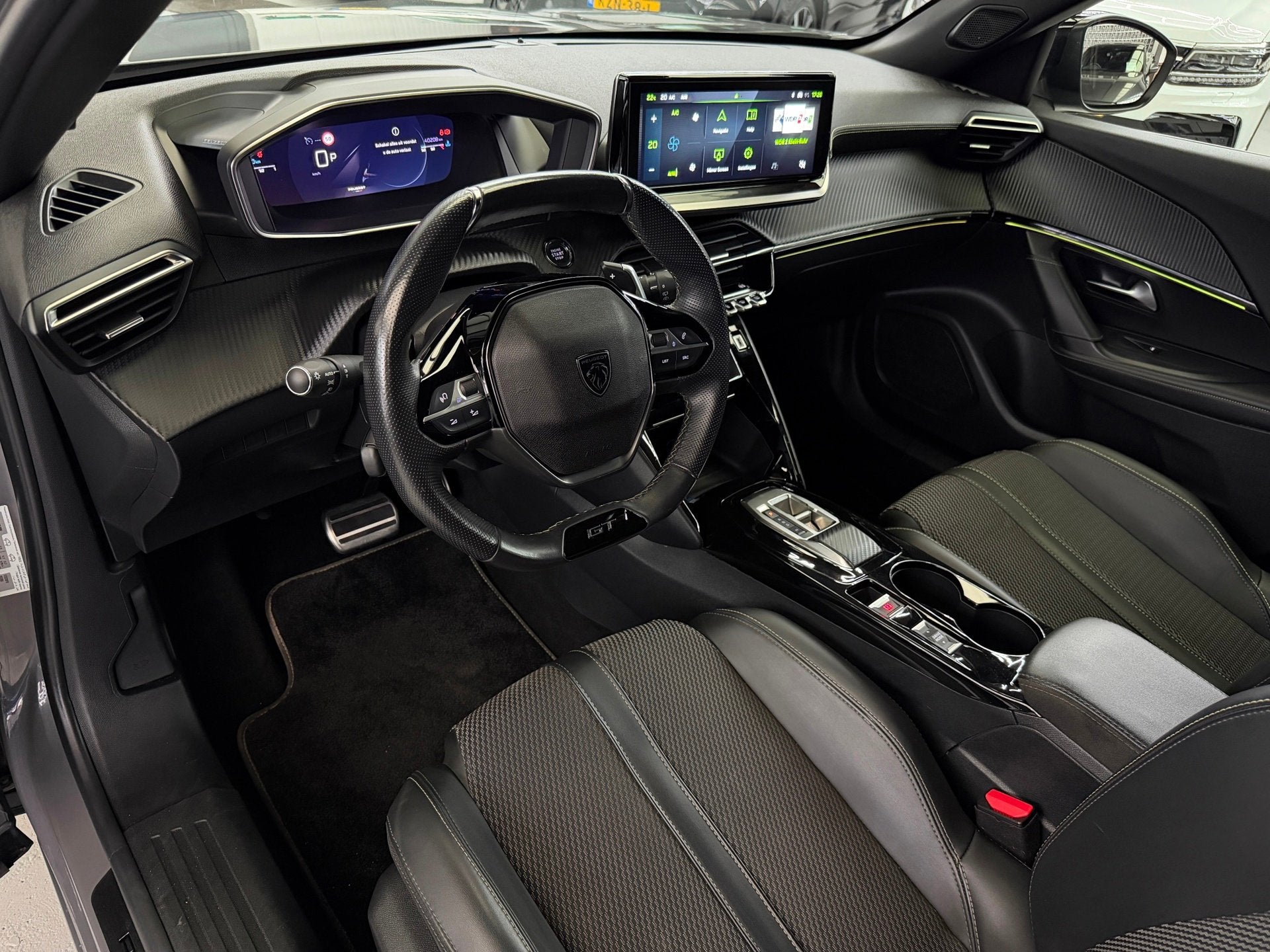 Peugeot 2008 1.2 PureTech 130 GT CarPlay Trekhaak Camera, Auto's, Gebruikt, Zwart, 1199 cc, Met garantie (alle)