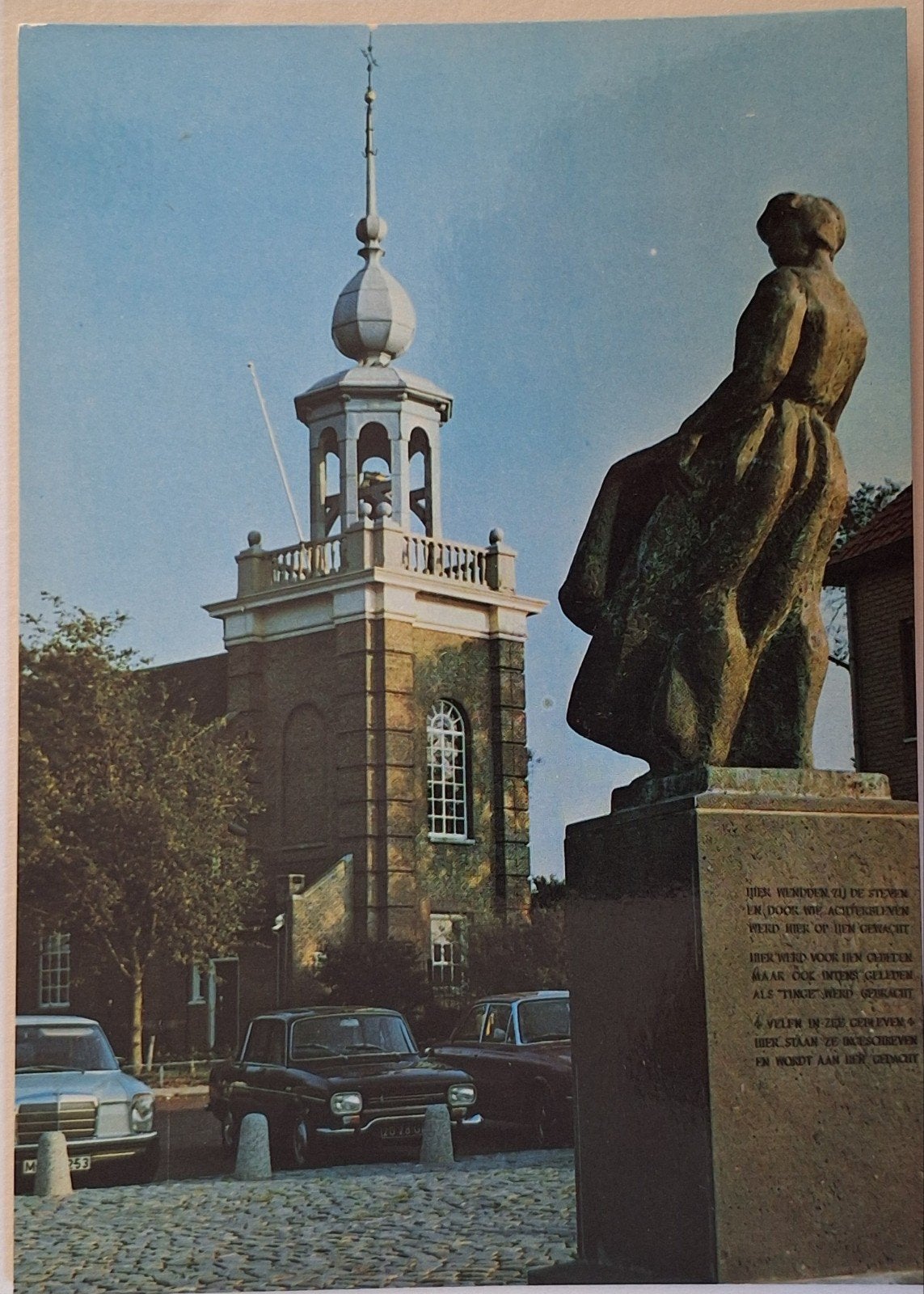 Ansichtkaart Urk - Kerk en Vissersmonument, Ophalen of Verzenden, 1960 tot 1980, Ongelopen, Flevoland