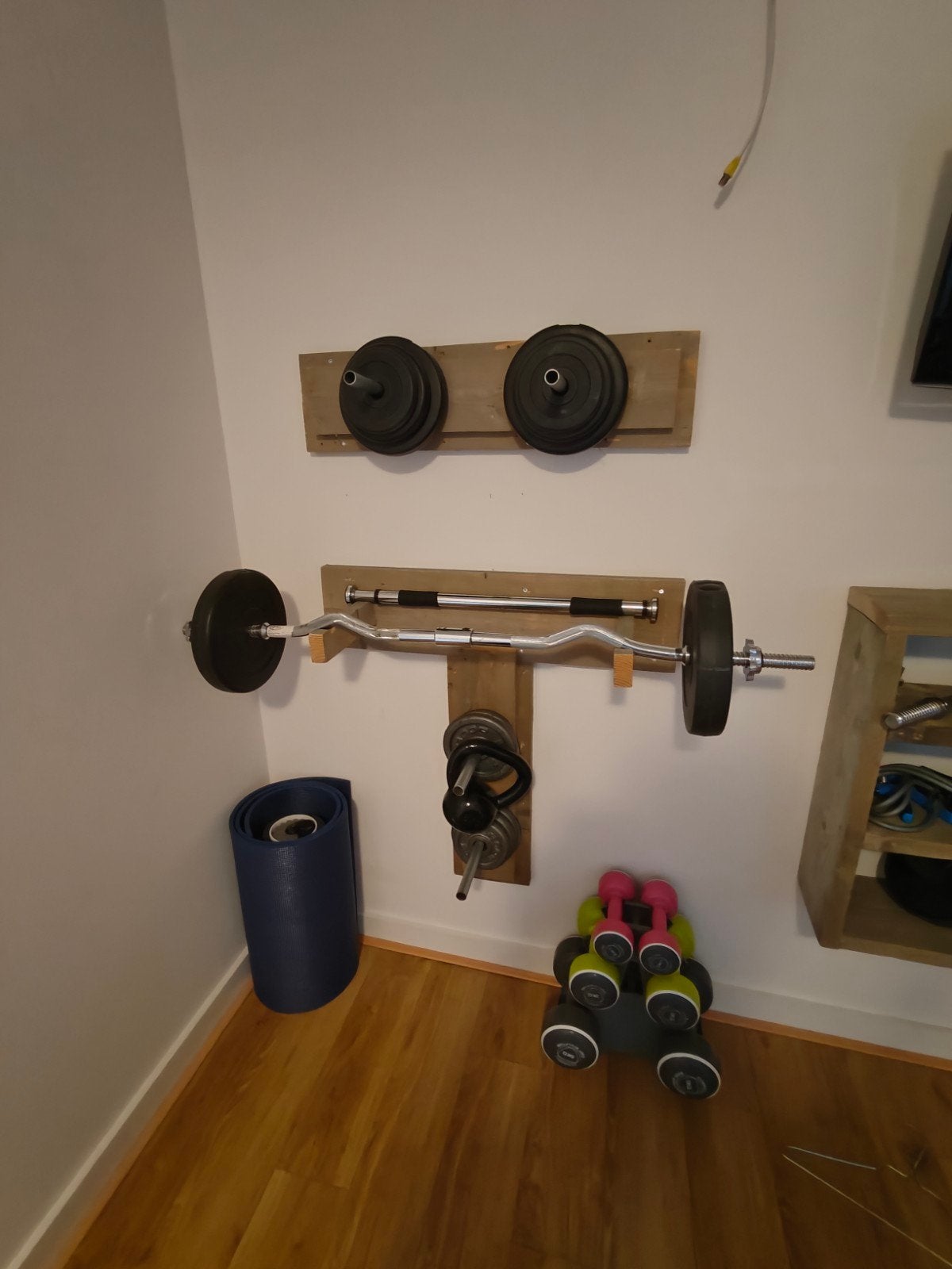 Halterset met bankje, dumbells en wandbevestiging, Ophalen, Gebruikt, Overige materialen, Krachtstation