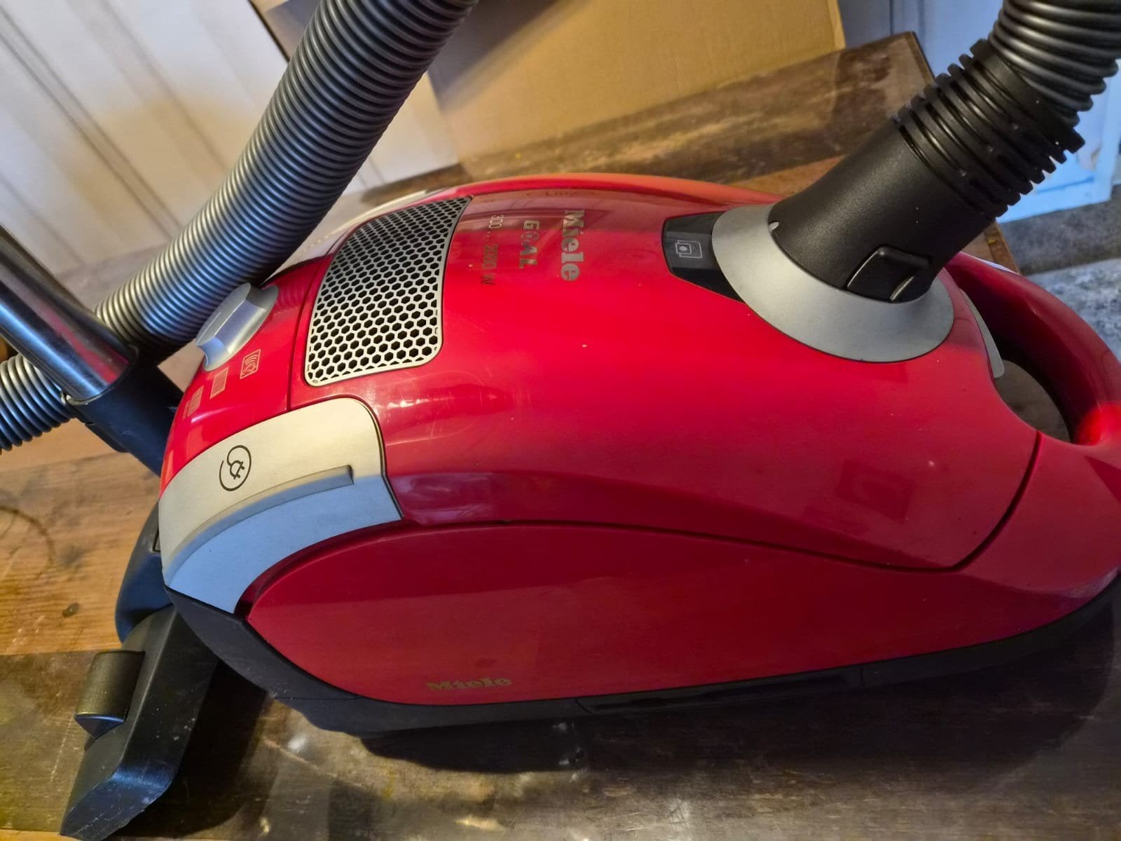 Miele stofzuiger 2000 watt met goede slang, voet en stang, Witgoed en Apparatuur, Stofzuigers, Stofzak, Gebruikt, Ophalen of Verzenden