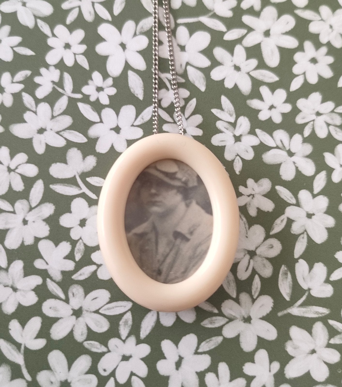 Vintage jaren '60 zilverkl. ketting+ celluloid foto hanger., Ophalen of Verzenden, Zo goed als nieuw, Beige