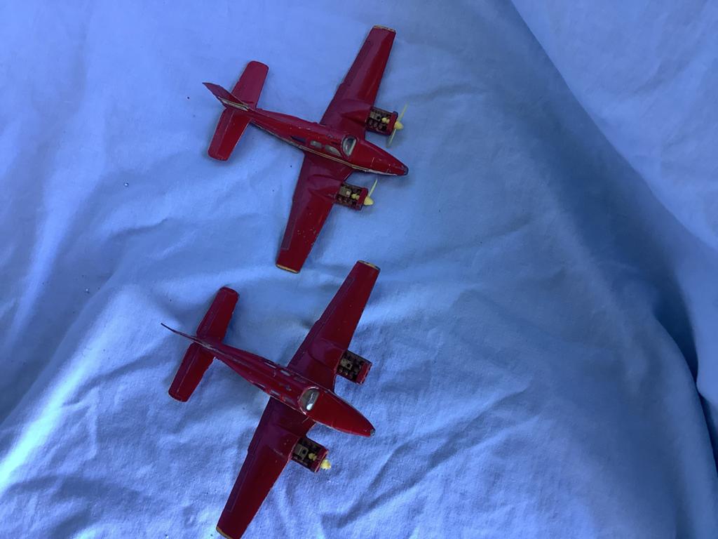 Dinky toys 2 Vliegtuigen Beechcraft C55 Baron (laatste kans), Ophalen of Verzenden, Gebruikt