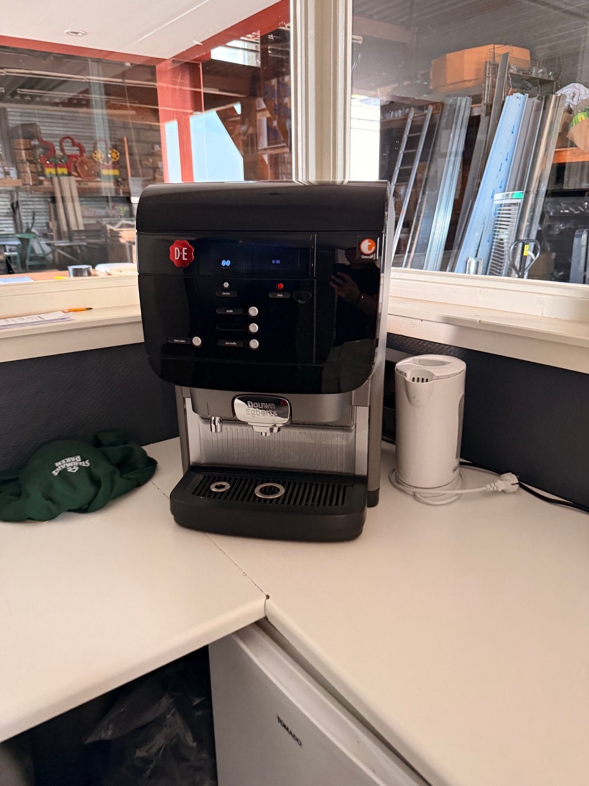 Douwe Egberts Koffie Automaat - Perfect voor Kantoor/Horeca, Ophalen, Afneembaar waterreservoir, Gebruikt, 10 kopjes of meer