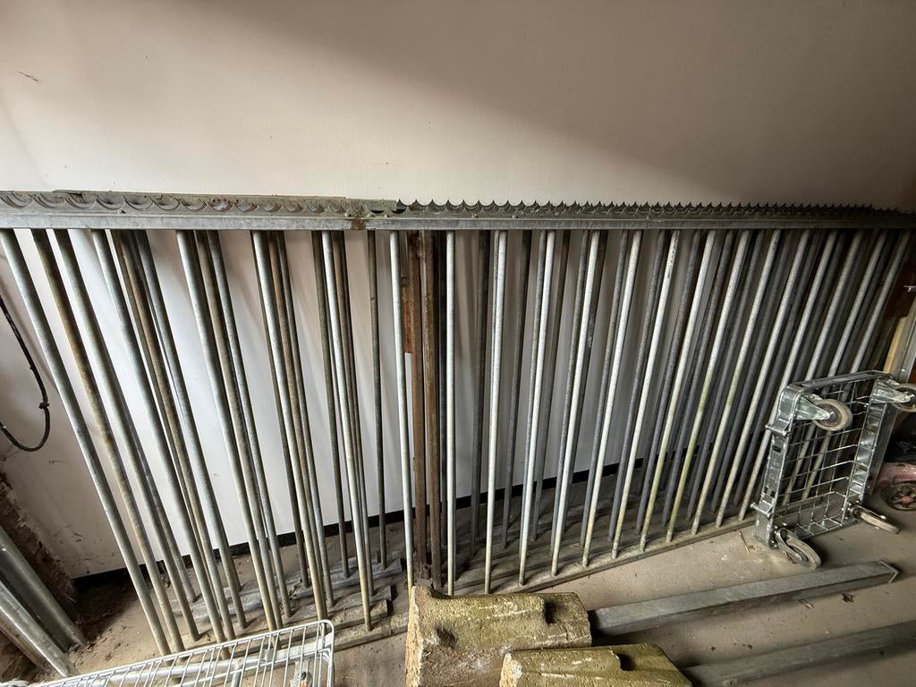 Stevig ijzeren hekwerk met poort en palen, Tuin en Terras, Tuinhekken en Hekwerk, Met poort, Gebruikt, Onbekend, Onbekend