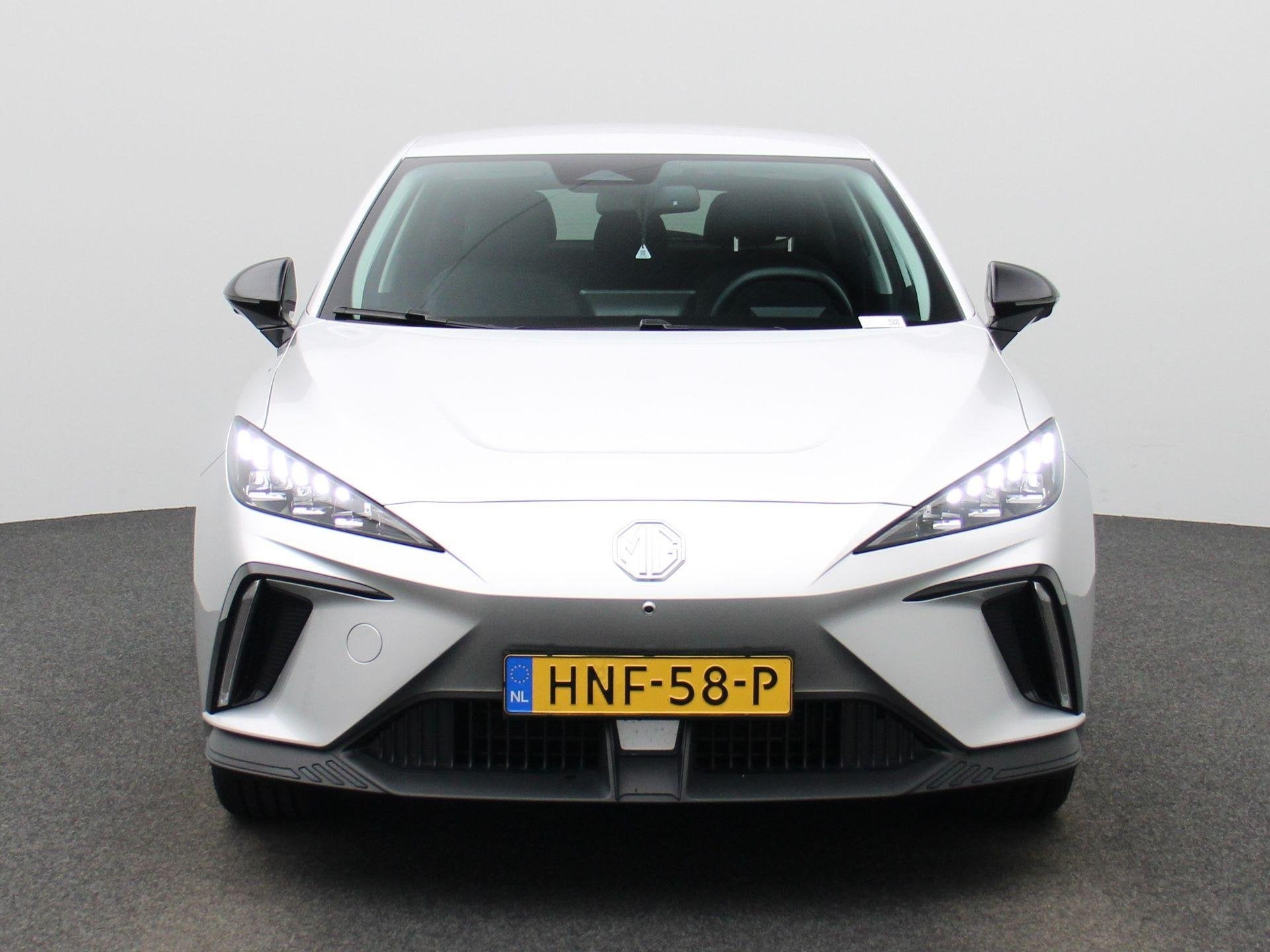 MG 4 Luxury 64 kWh, Auto's, Automaat, 12 maanden, Achterwielaandrijving, Gebruikt