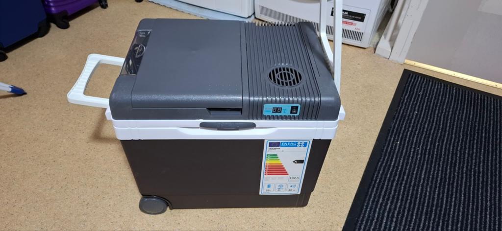 Camping koelbox 36 liter verrijdbaar  220v 12v, Caravans en Kamperen, Ophalen of Verzenden, Zo goed als nieuw, Koelbox, Elektrisch
