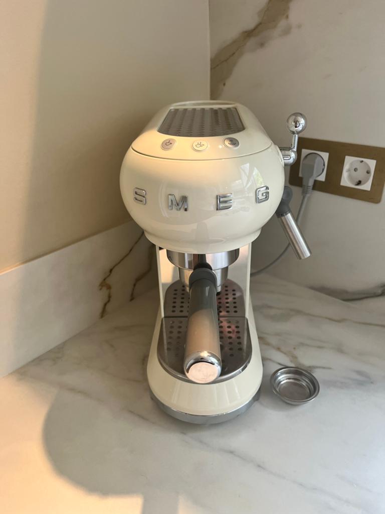 Smeg Espresso Koffiemachine Crème - Gemalen koffie & Pads, Witgoed en Apparatuur, Koffiezetapparaten, Ophalen, Afneembaar waterreservoir