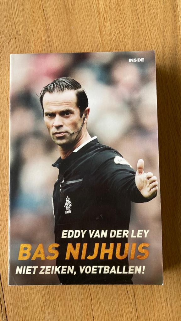 Bad Nijhuis Niet zeiken, voetballen. Eddy van der Ley, Ophalen of Verzenden, Zo goed als nieuw, Balsport