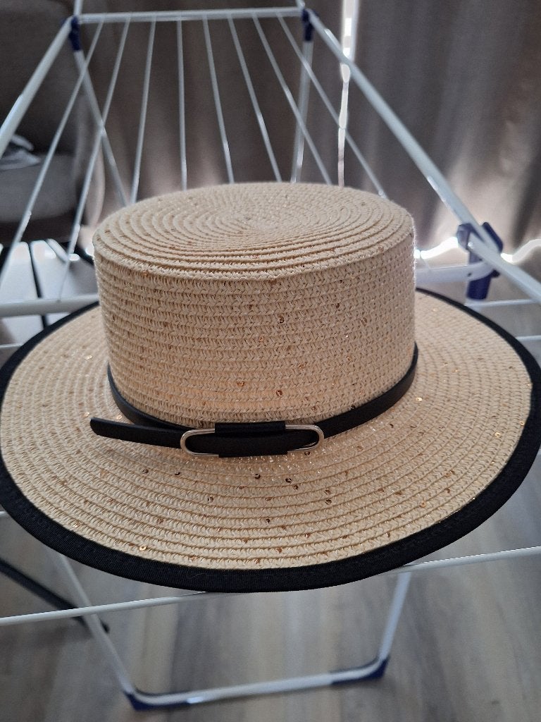 Hoedje 18 cm doorsnee, Kleding | Dames, Hoeden en Petten, Ophalen of Verzenden, Zo goed als nieuw, 56 of 57 cm (M, 7 of 7⅛ inch)
