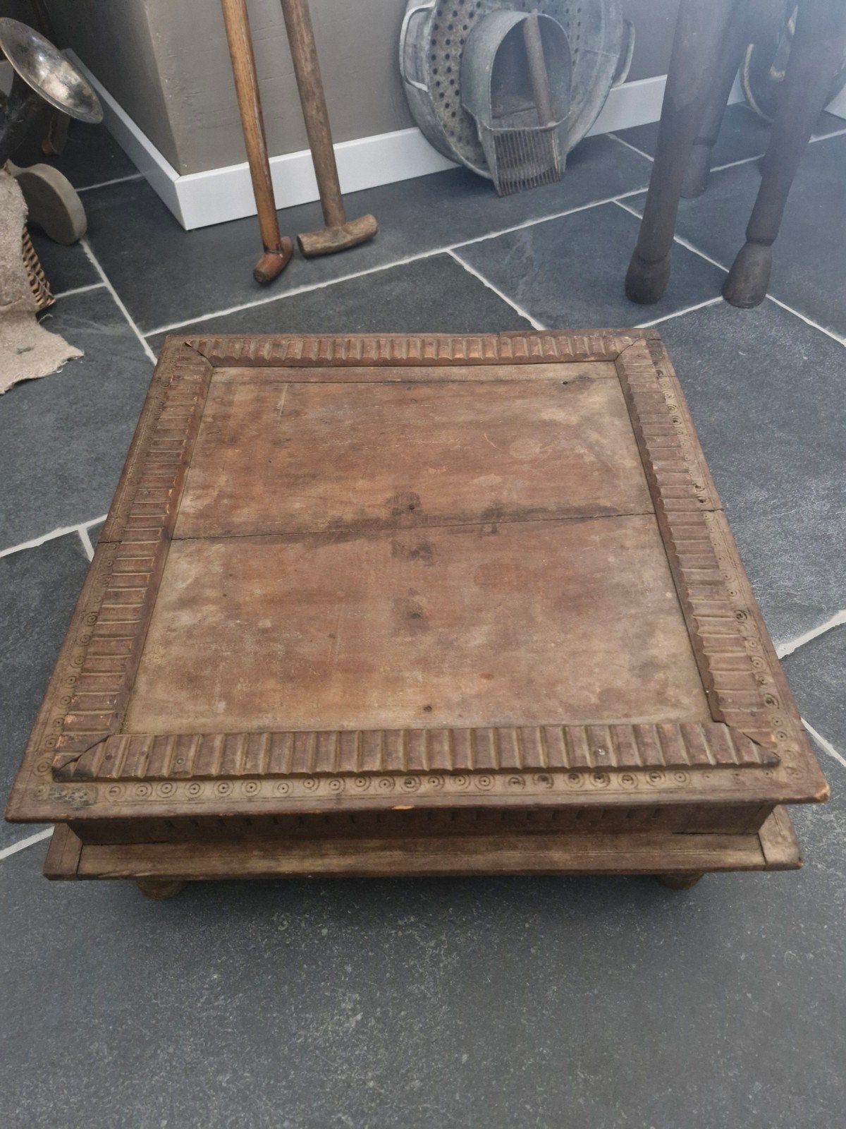 Houten bajot tafeltje. 47bij 46 en hoog 19 cm, Ophalen