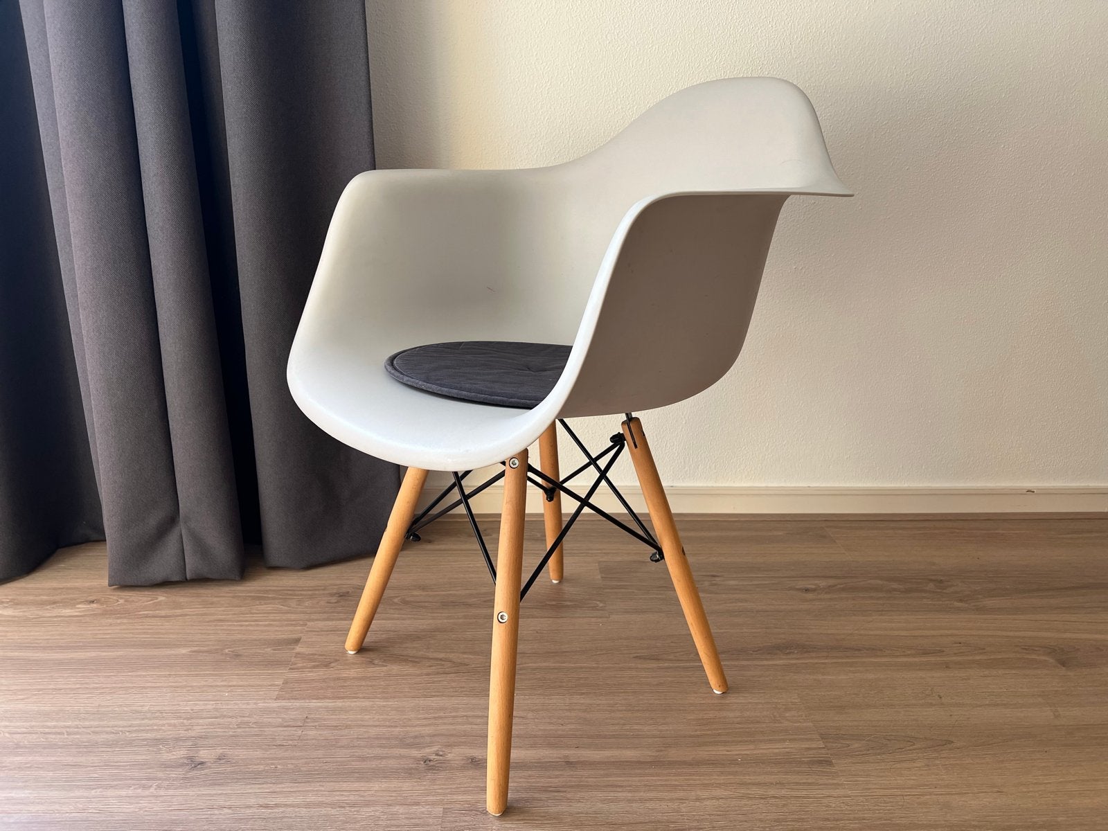 Set van 2 Eames DSW stoelen - Grijs met houten poten, Ophalen, Gebruikt, Twee, Grijs