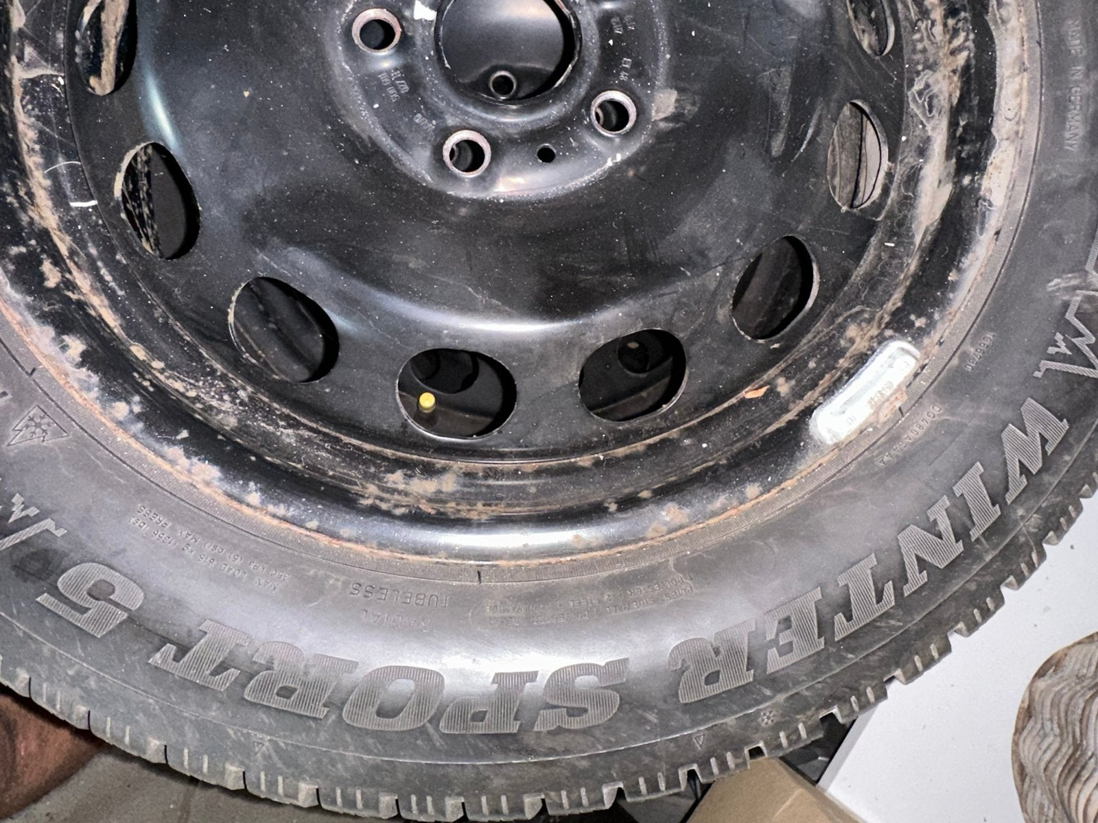 Winterbanden 205/55 R16 op Stalen Velgen + VW Wieldoppen, Auto diversen, Ophalen of Verzenden, Gebruikt