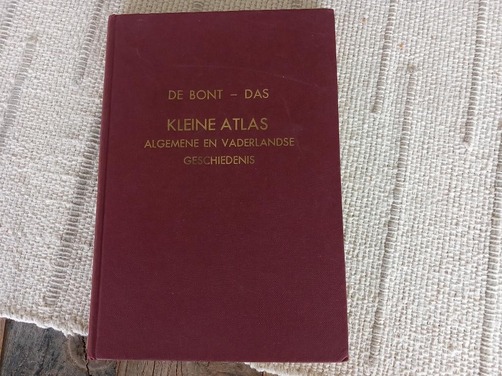 Kleine atlas, Gelezen, Overige atlassen, Ophalen of Verzenden, 1800 tot 2000