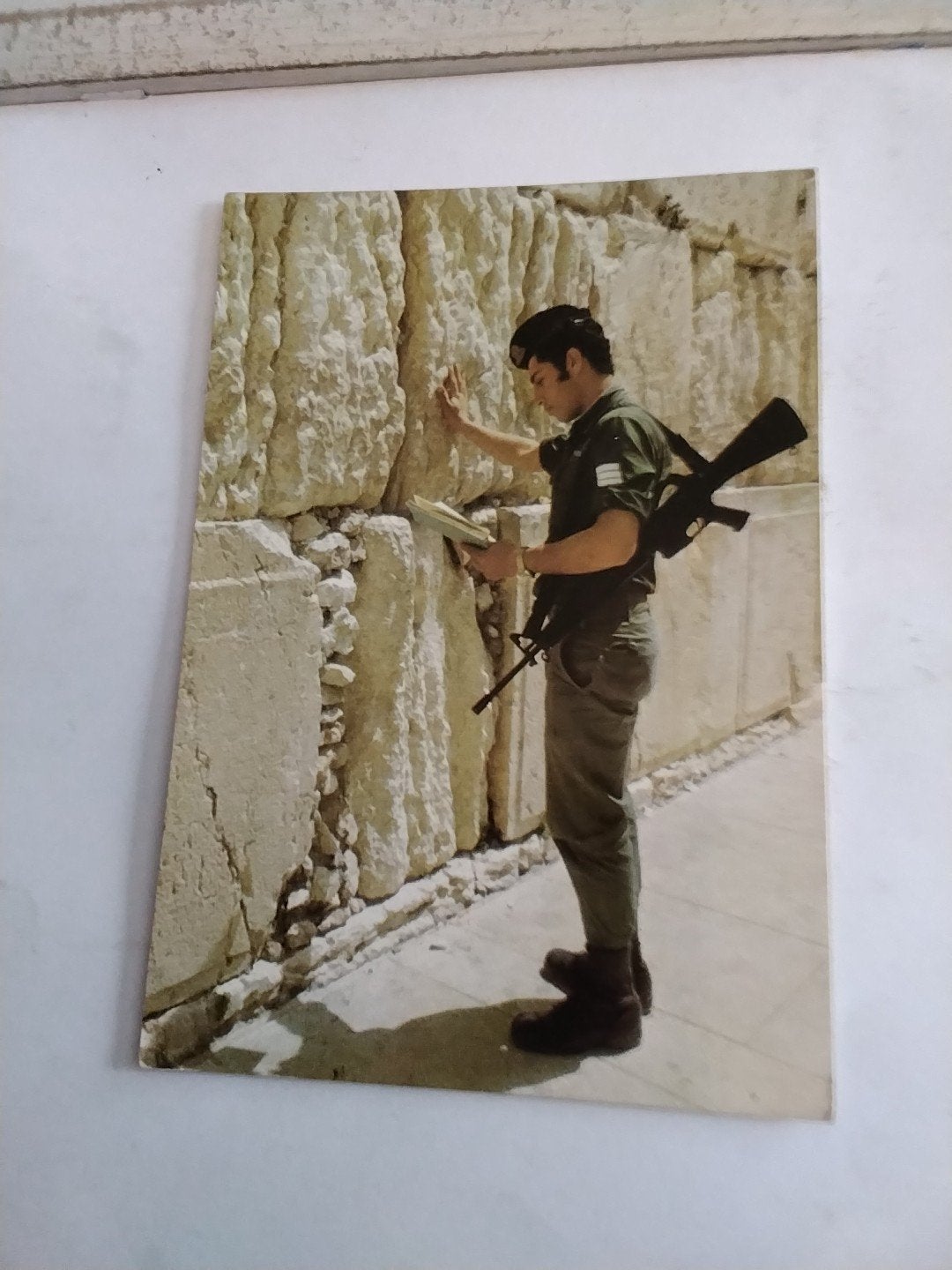 Oude ansichtkaart: Israëlische soldaat bij de Klaagmuur, Ophalen of Verzenden, 1960 tot 1980, Gelopen