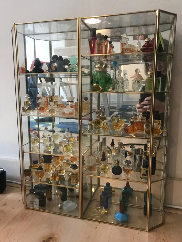 Vintage artdeco Vitrinekast ophangen spiegel met parfums, Huis en Inrichting, Kasten | Vitrinekasten, Ophalen, Minder dan 25 cm