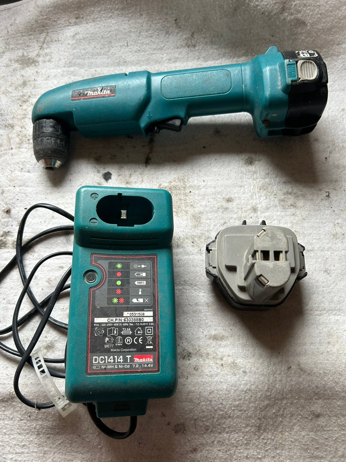 Makita Haakse schroef boormachine met 2 accus en lader, Doe-het-zelf en Verbouw, Ophalen of Verzenden, Zo goed als nieuw, Minder dan 400 watt