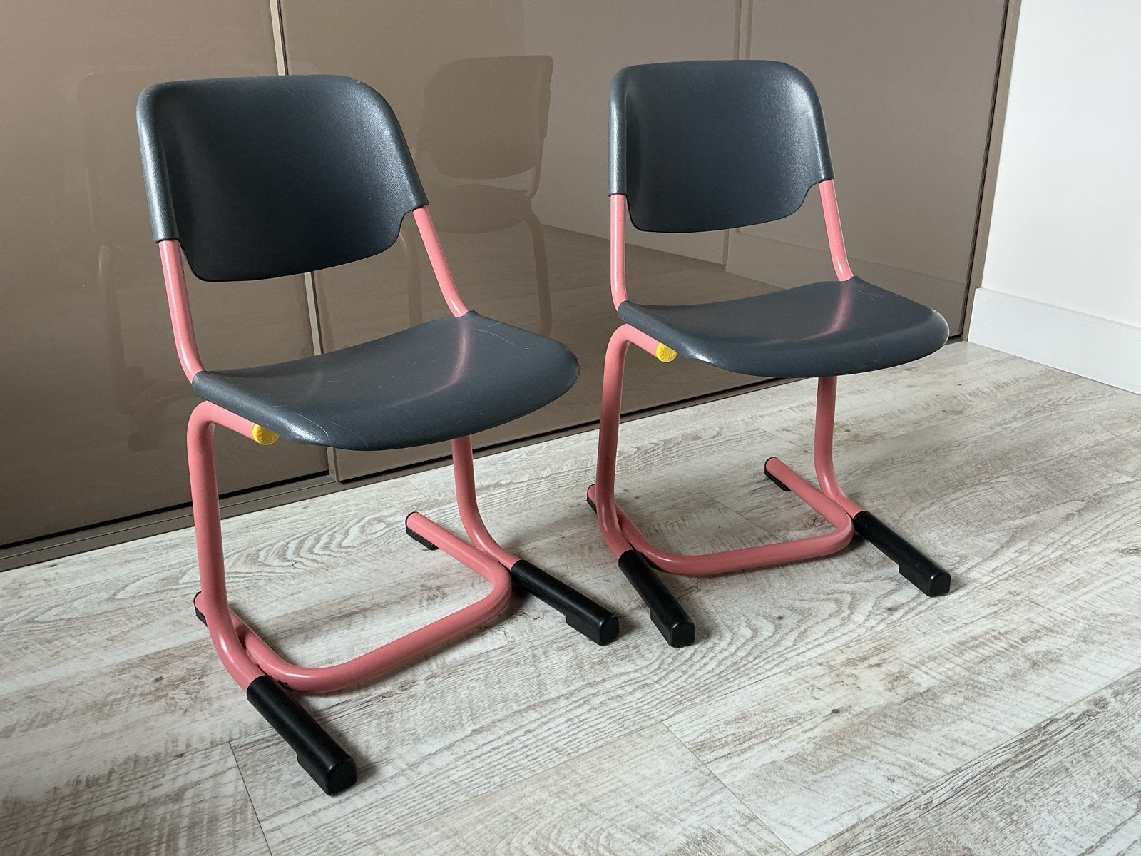 Set van 2 vintage kinderstoelen - grijs met roze frame, Ophalen, Kunststof, Twee, Zo goed als nieuw