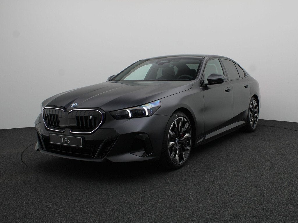 BMW i5 eDrive40 | M Sportpakket Pro | Travel Pack | Trekhaak, Auto's, BMW, Automaat, 2095 kg, Achterwielaandrijving, 510 min