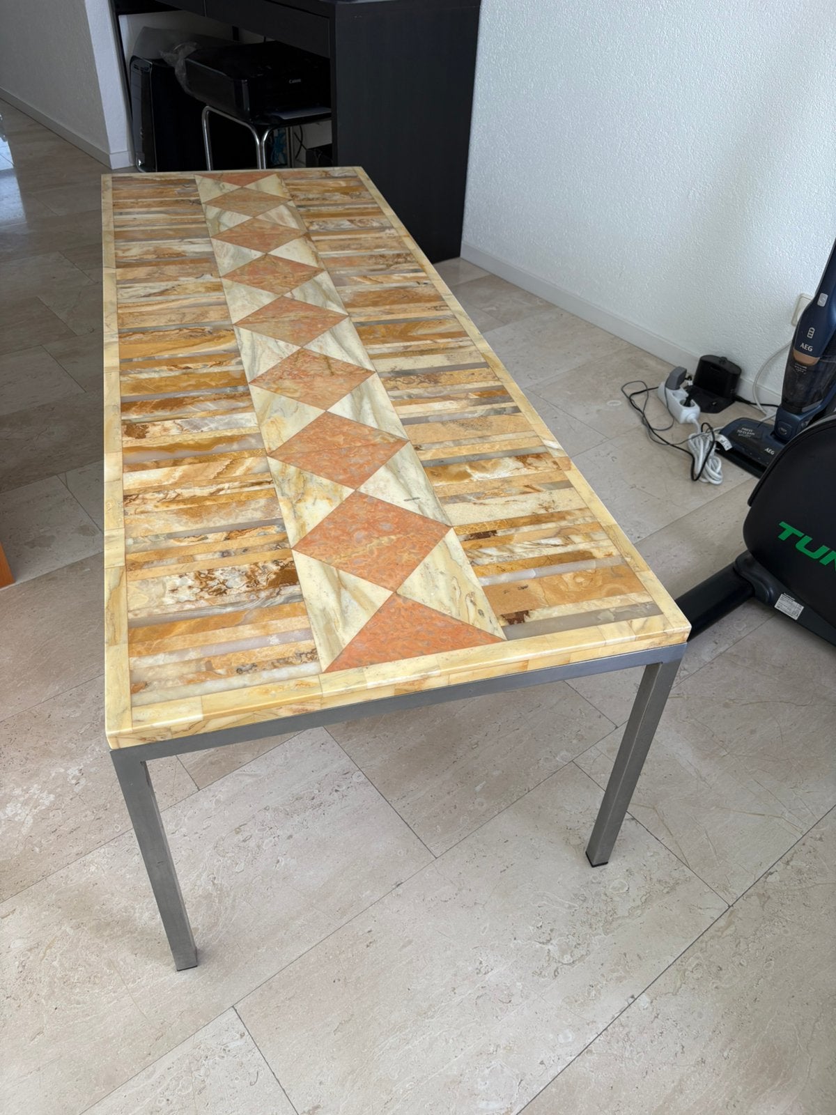 Design salontafel – tessellated marmer met stalen onderstel, Huis en Inrichting, Tafels | Salontafels, Ophalen, Overige materialen