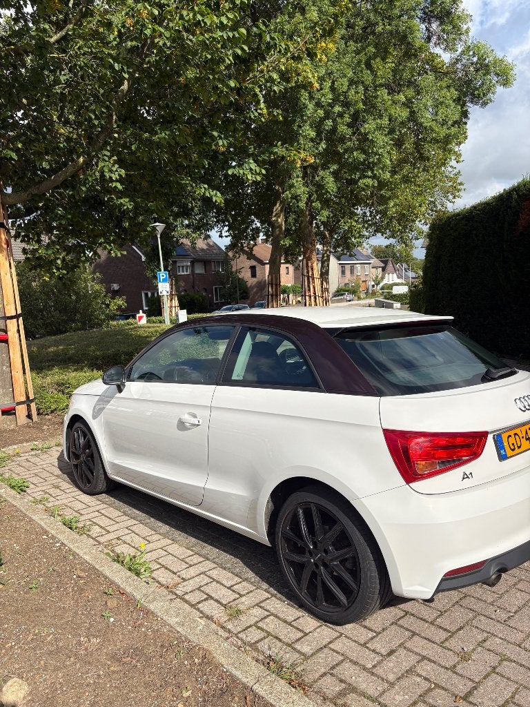 Audi A1 1.0 Tfsi 70KW 2015 Wit, Auto's, Voorwielaandrijving, 95 pk, 4 stoelen, Wit