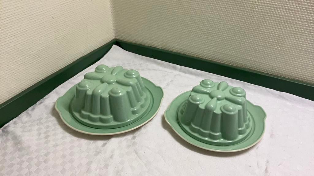 Twee puddingvormen met schotel, regout, groen, Ophalen of Verzenden