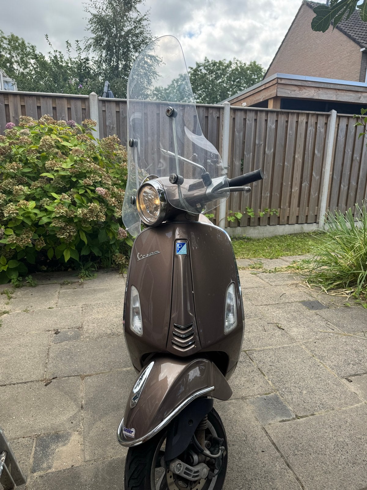 Vespa Primavera GEEL kenteken, Bruin met windscherm en rekje, Fietsen en Brommers, Scooters | Vespa, Gebruikt, Overige modellen