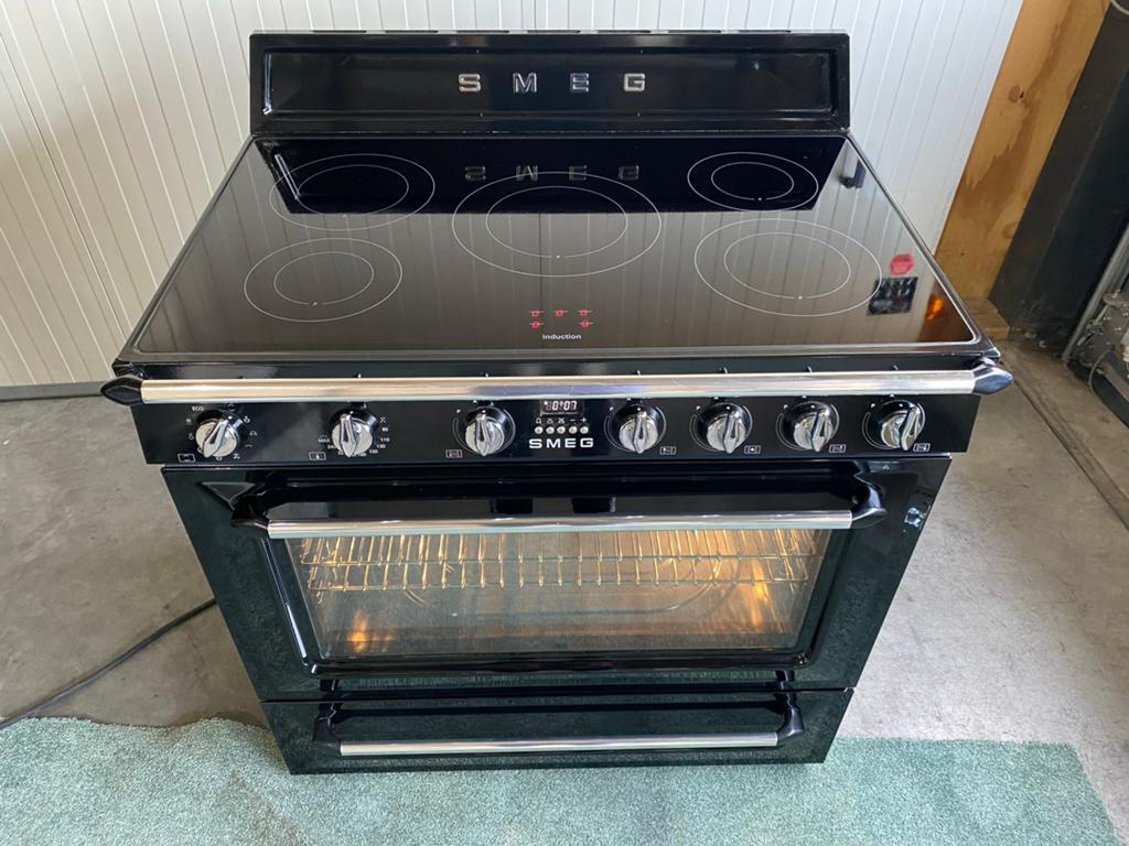 Smeg Fornuis met Inductie Kookplaat en Oven - Zwart, Bella, Hete lucht, 60 cm of meer, Zo goed als nieuw