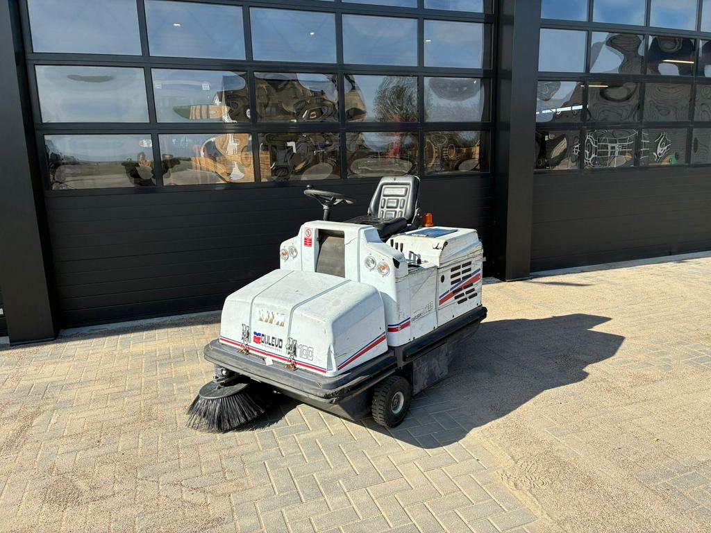 Dulevo Veegmachine Hoogkiep, Ophalen