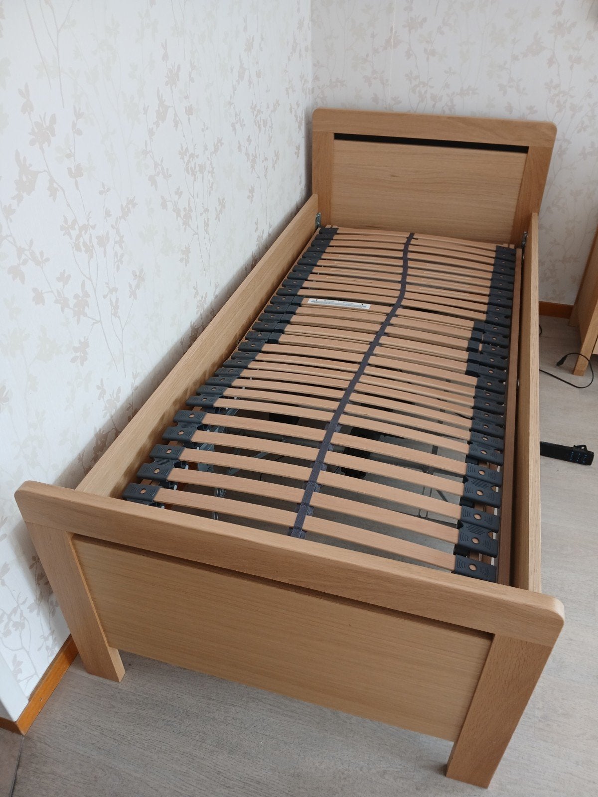 seniorenbed 1 jaar oud, zo goed als nieuw, 90x200, Huis en Inrichting, Slaapkamer | Bedden, Ophalen, Verstelbaar, 90 cm, Eenpersoons