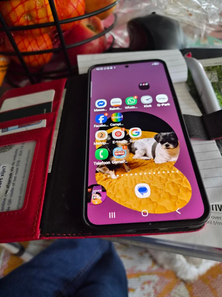 Samsung Galaxy 24 Smartphone in rode hoes, Telecommunicatie, Mobiele telefoons | Overige merken, Ophalen, Overige modellen, Zo goed als nieuw
