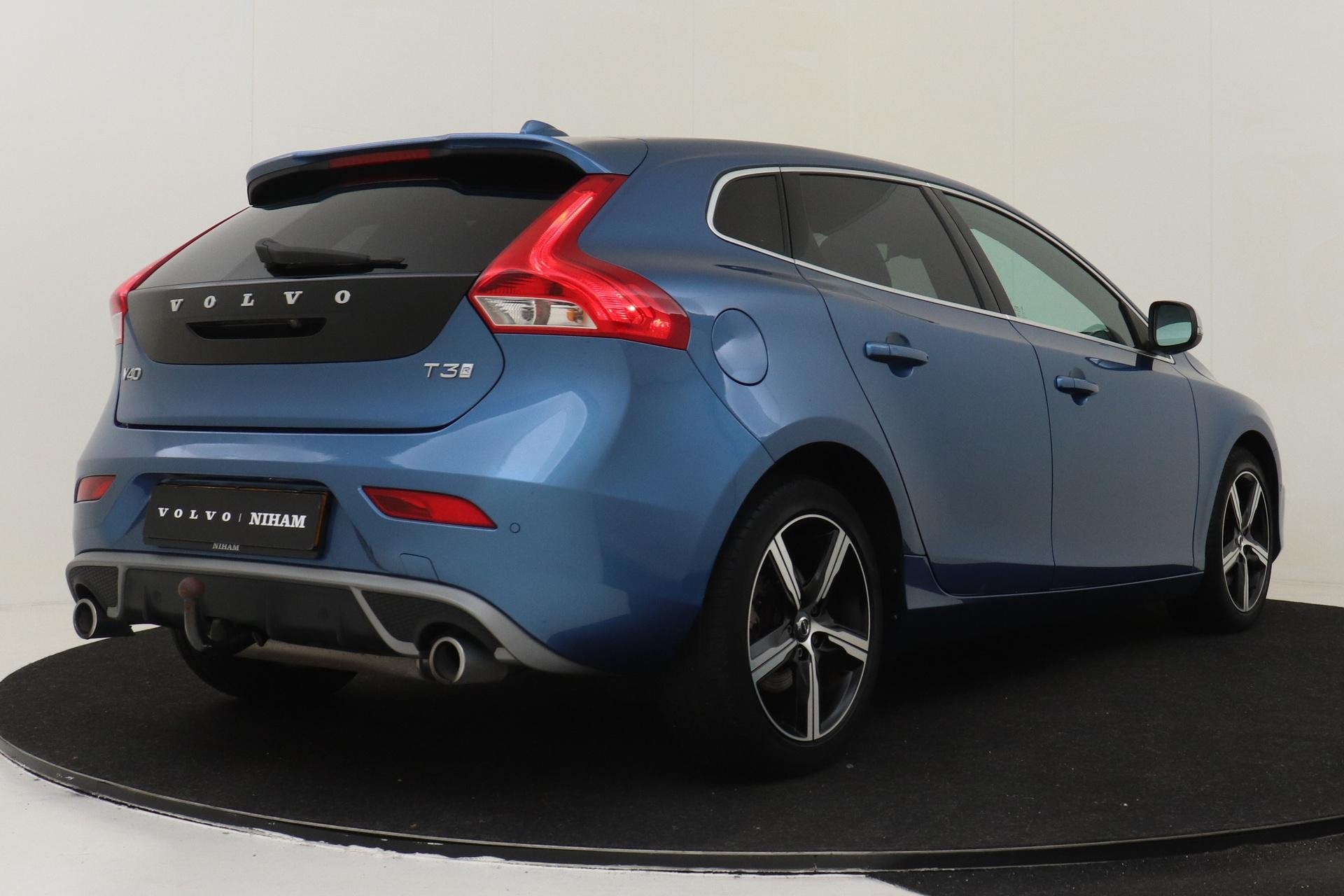 Volvo V40 T3 AUT. POLAR+ SPORT -PANO.DAK|HARMAN/KARDON|KEYLE, Auto's, Volvo, 12 maanden, Euro 6, 4 cilinders, Blauw