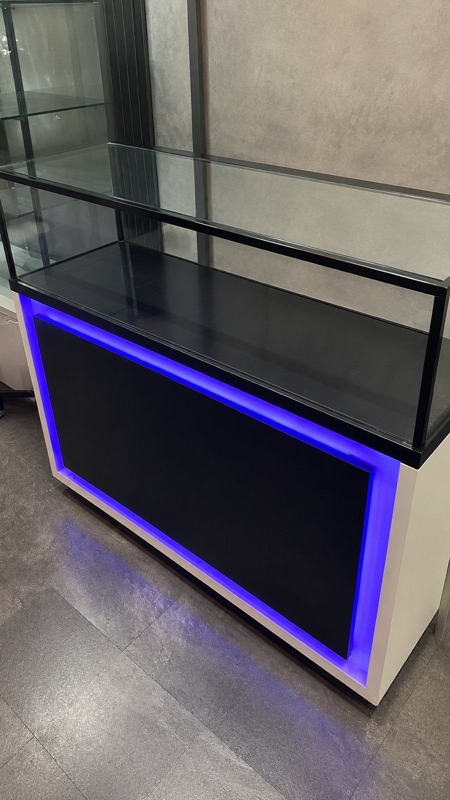 Moderne glazen vitrinekast / winkelbalie met LED-verlichting, Ophalen, Gebruikt