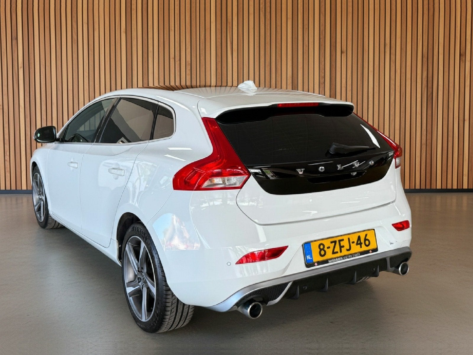 Volvo V40 2.0 D4 R-Design Business | Camera | Navi | Cruise., Voorwielaandrijving, Euro 5, Gebruikt, Wit