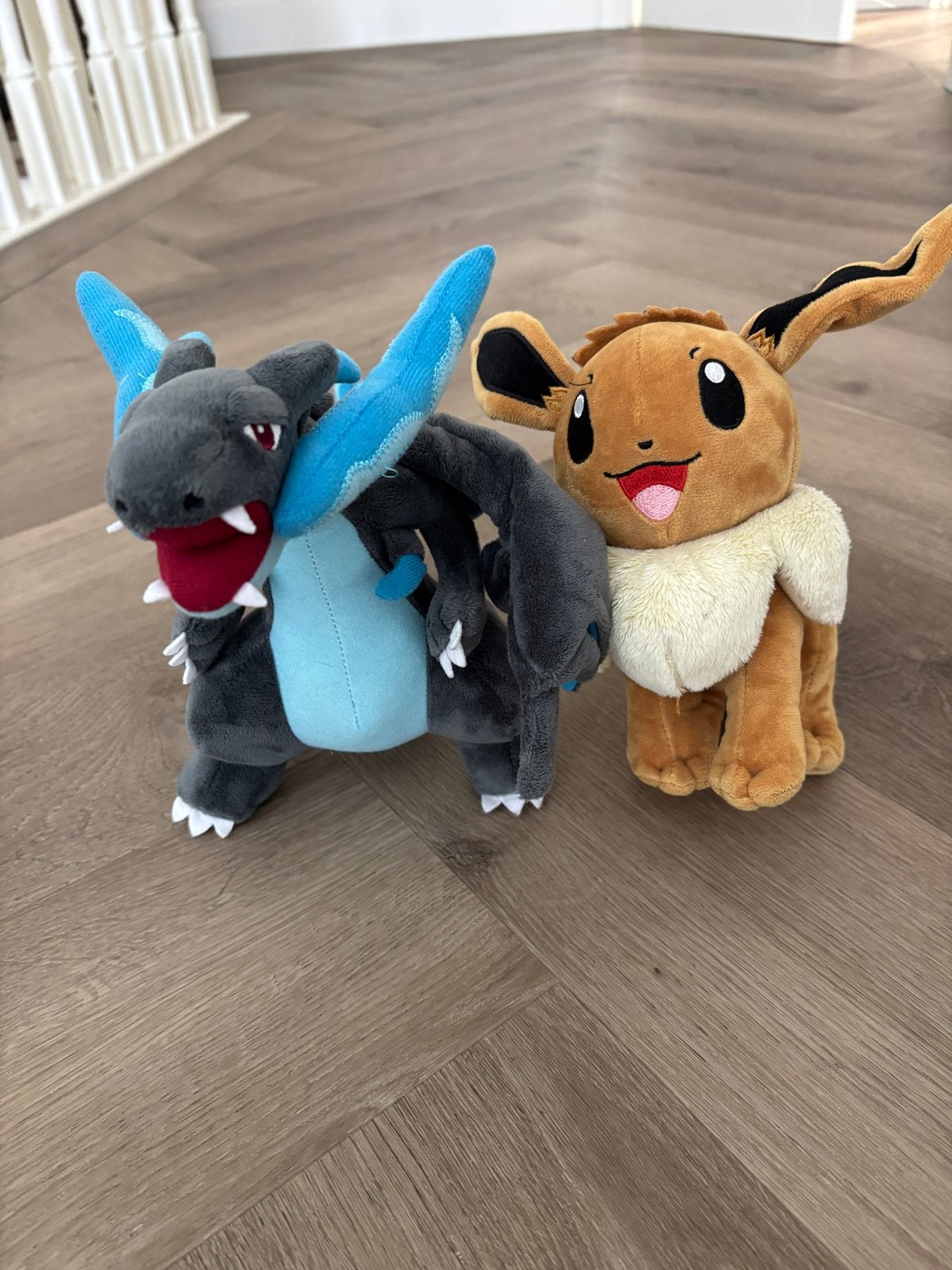 2 Pokémon knuffels: Charizard en Eevee, Overige typen, Ophalen of Verzenden, Zo goed als nieuw, Meerkleurig