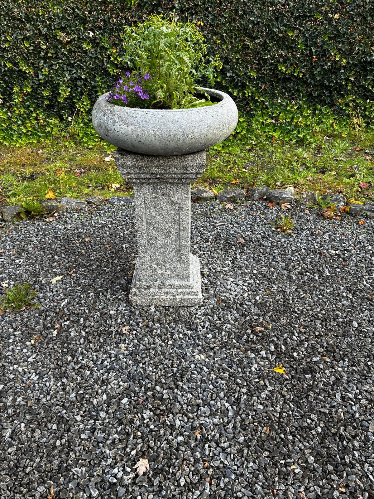 Stenen bloempot op sokkel - Tuin decoratie, Steen, Gebruikt, Rond, Ophalen of Verzenden