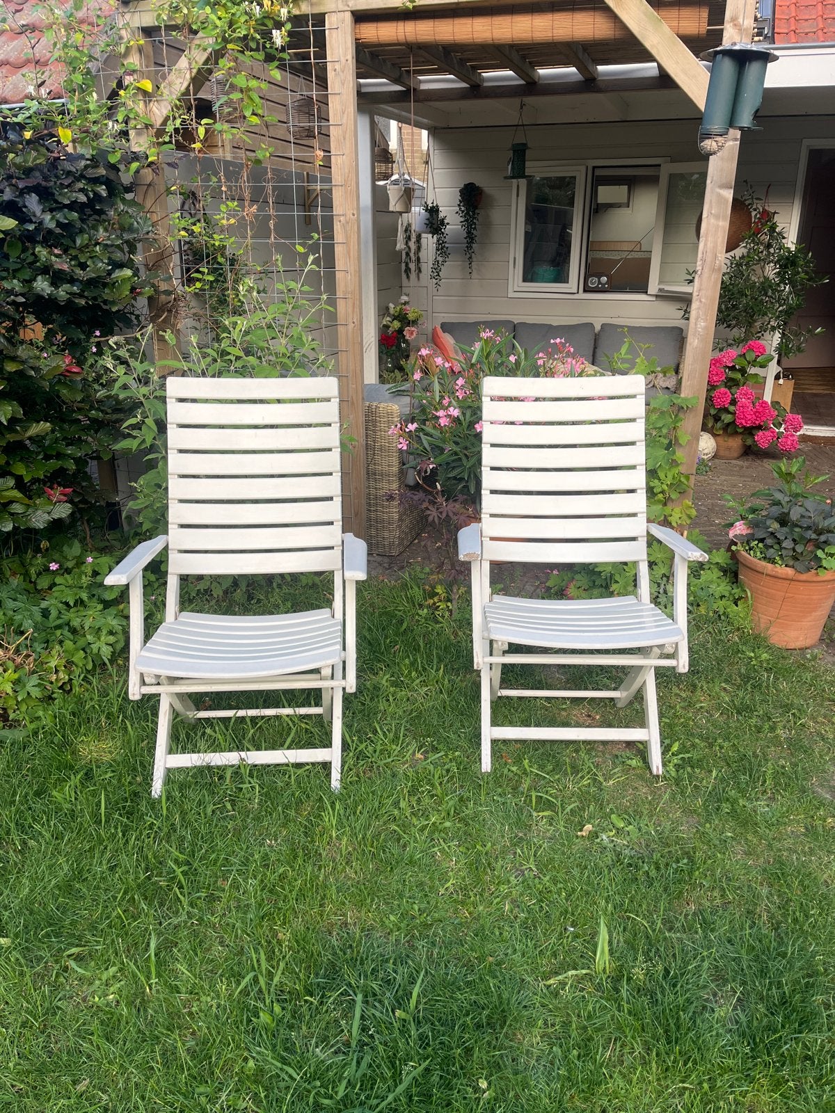 2x Witte inklapbare houten tuinstoelen, Tuin en Terras, Tuinstoelen, Ophalen, Gebruikt, Hout, Inklapbaar